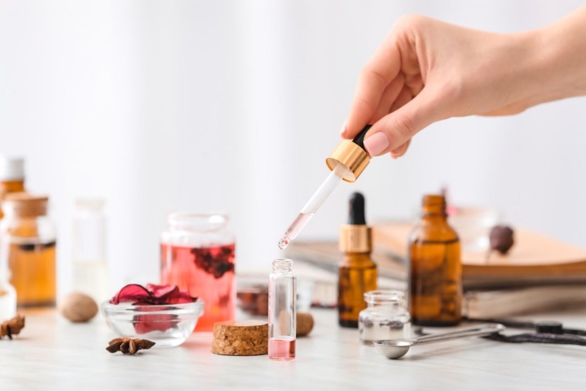 Natuurlijke en Chemische Parfums in Skincare: Wat Moet Je Weten? - Velveux